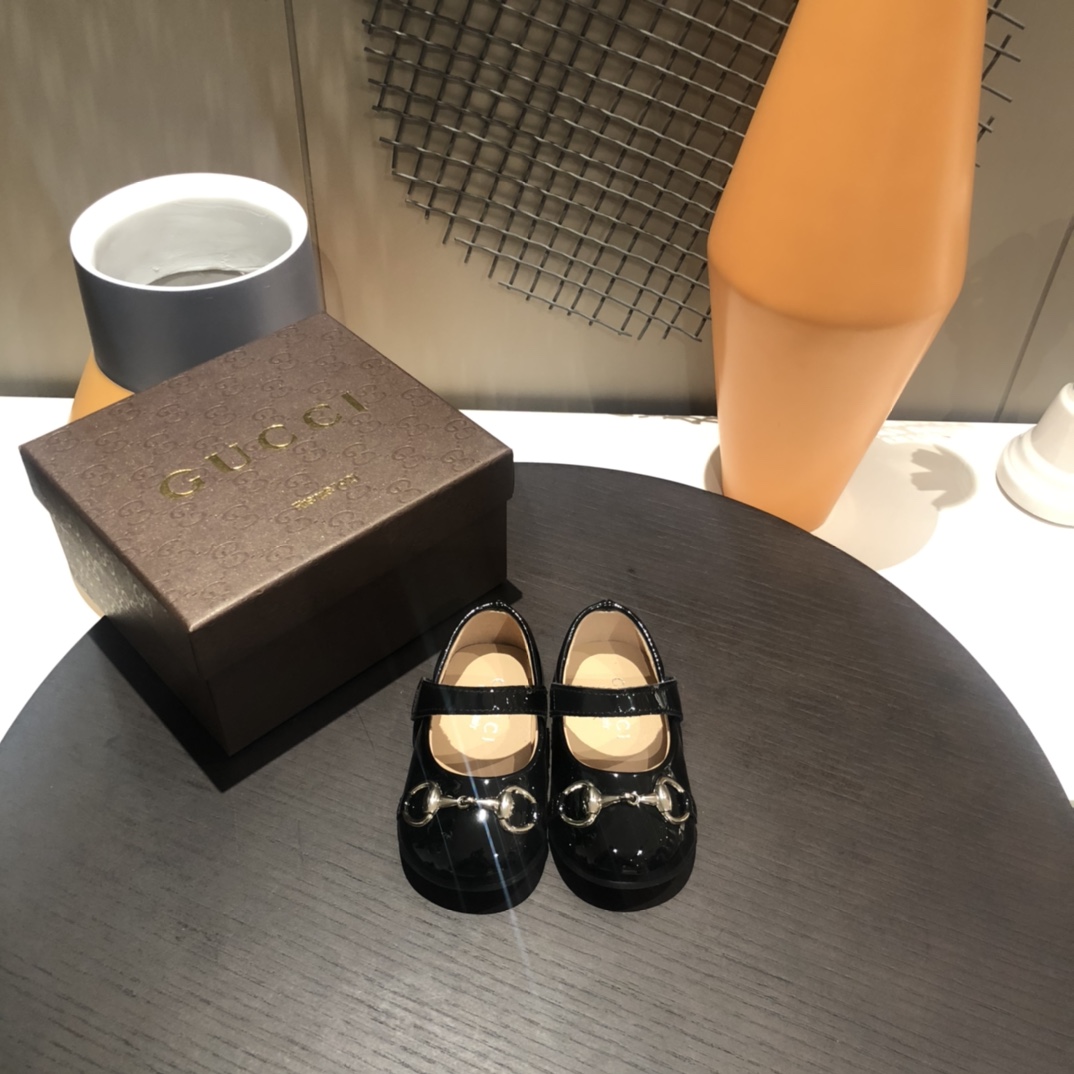 Children's shoes child